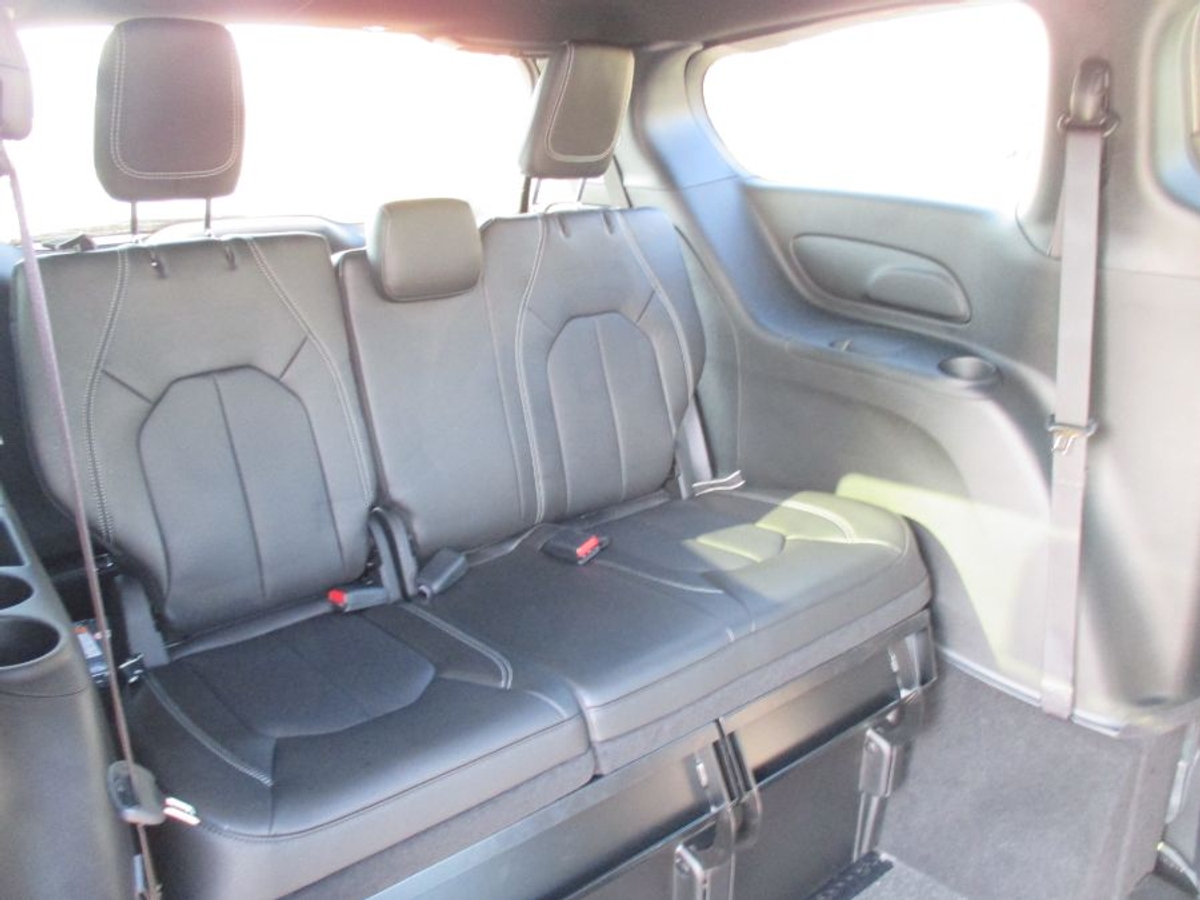 Grey Chrysler Pacifica image number 9