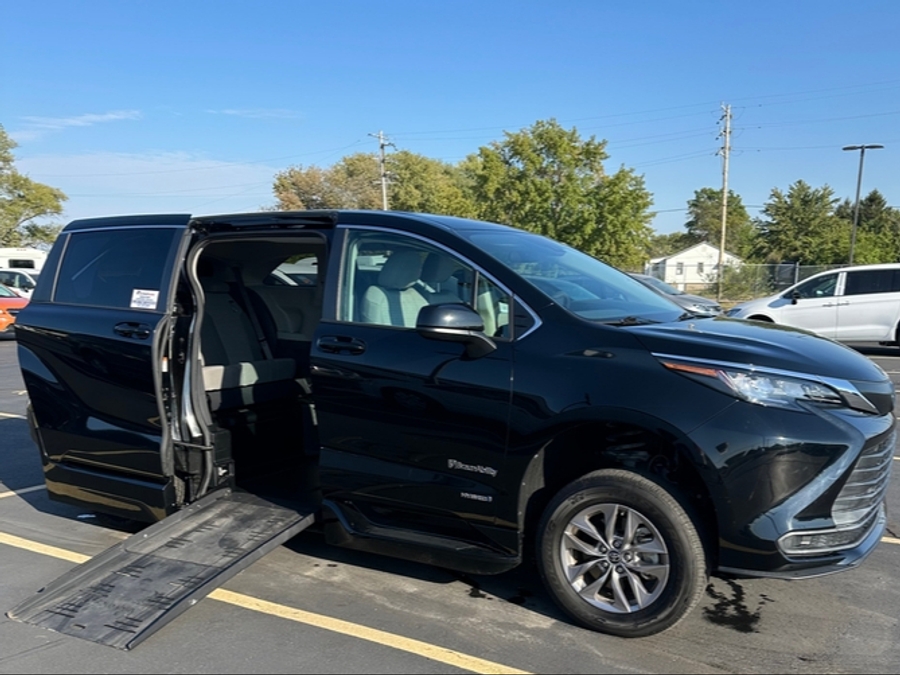 Used 2021 Toyota Sienna Hybrid LE - BraunAbility Side Entry Entry Fold Out Automatic Ramp