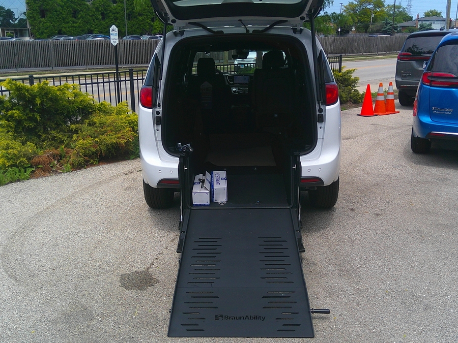 White Chrysler Voyager image number 6