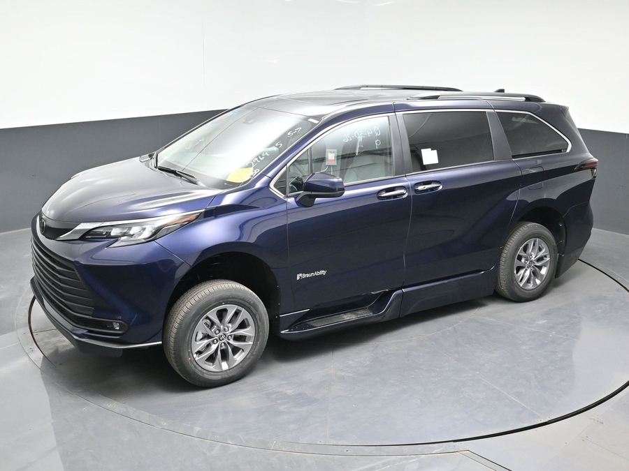 New 2026 Toyota Sienna Hybrid XLE Add - BraunAbility Side Entry Entry In Floor Automatic Ramp