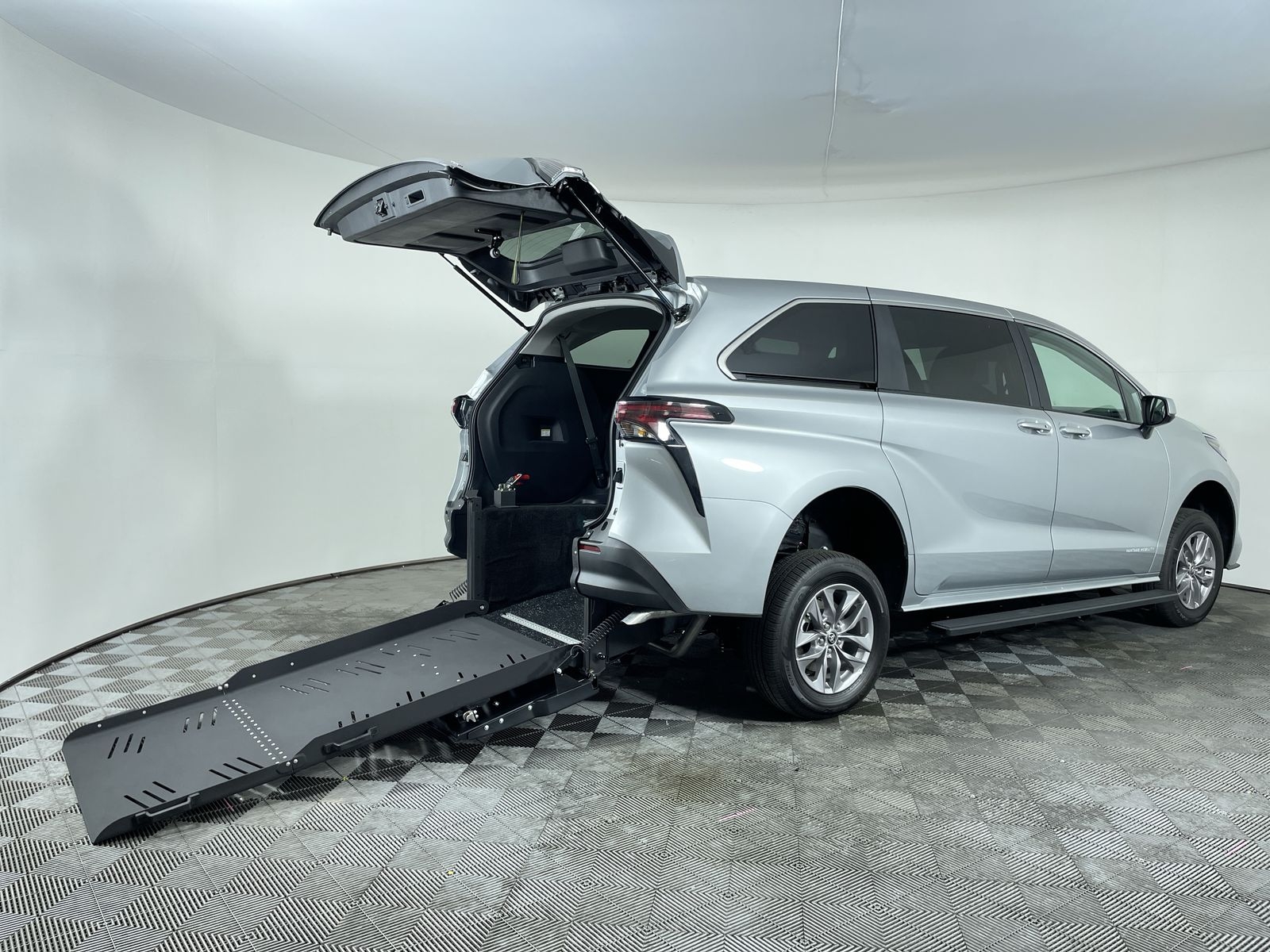 2025 Toyota Sienna FWD LE ST