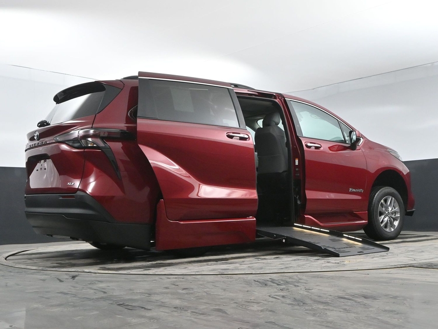New 2025 Toyota Sienna Hybrid XLE Plus - BraunAbility Side Entry Entry Fold Out Automatic Ramp
