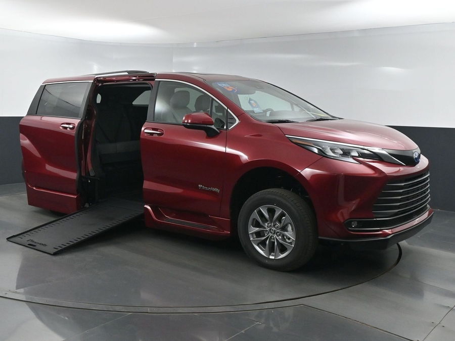 New 2025 Toyota Sienna Hybrid XLE Plus - BraunAbility Side Entry Entry In Floor Automatic Ramp