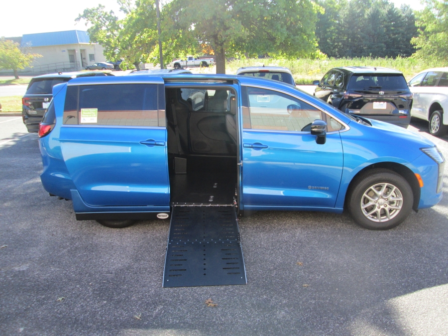 Blue Chrysler Pacifica image number 20