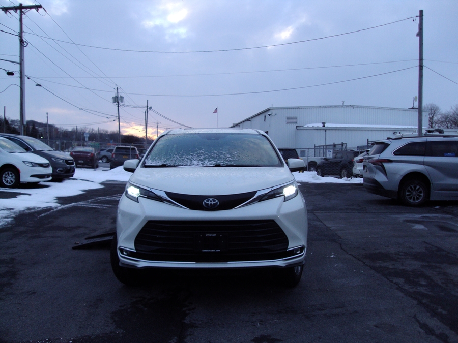 Used 2021 Toyota Sienna Hybrid XLE Base - BraunAbility Side Entry Entry Fold Out Automatic Ramp