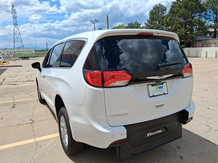 White Chrysler Voyager image number 10