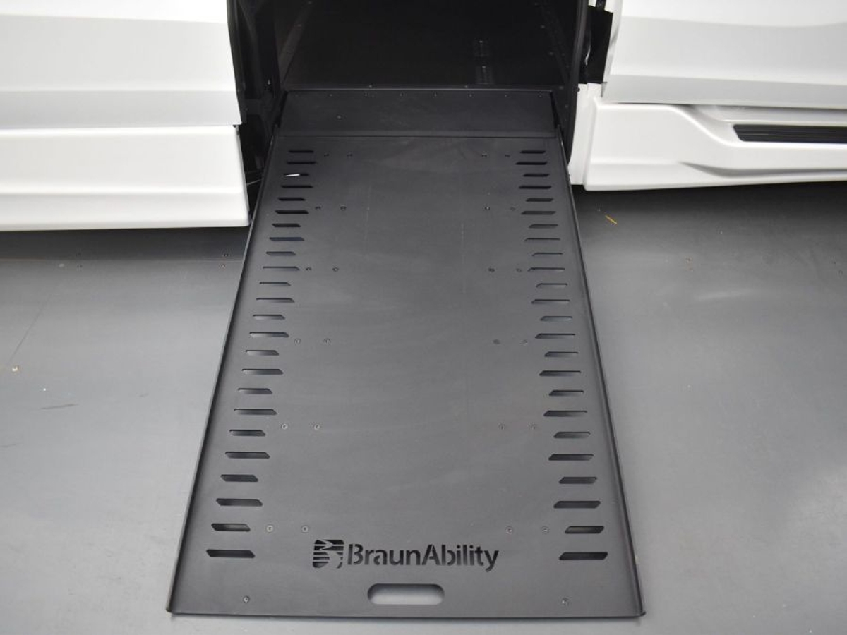 White Honda Odyssey image number 10