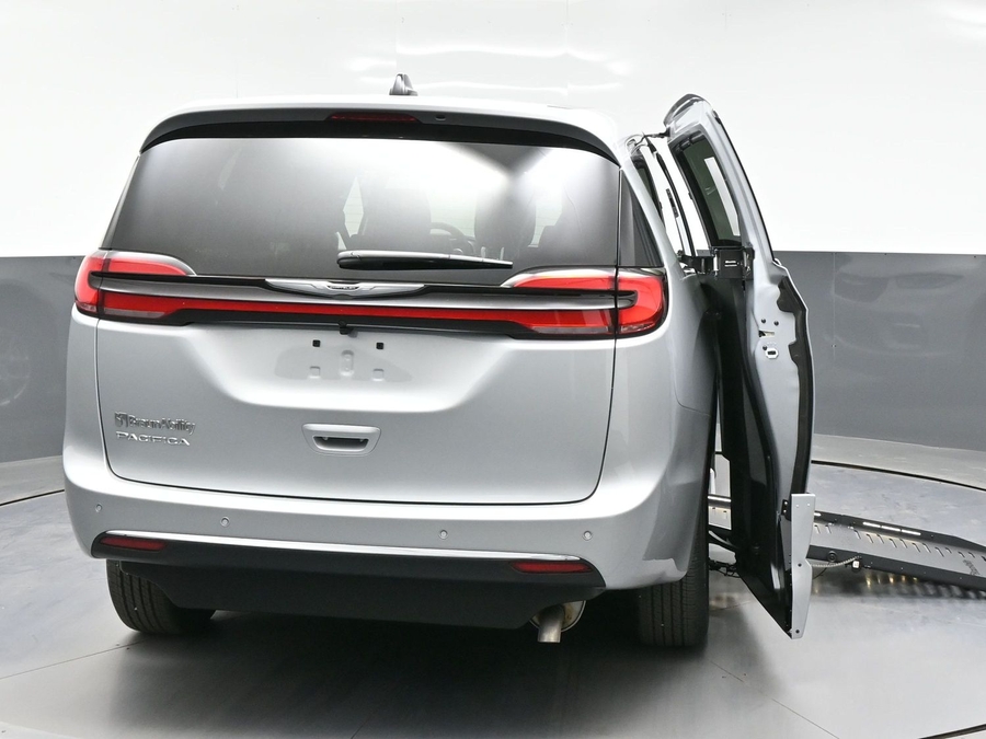 New 2026 Chrysler Pacifica Select Safety - BraunAbility Side Entry Entry Fold Out Automatic Ramp