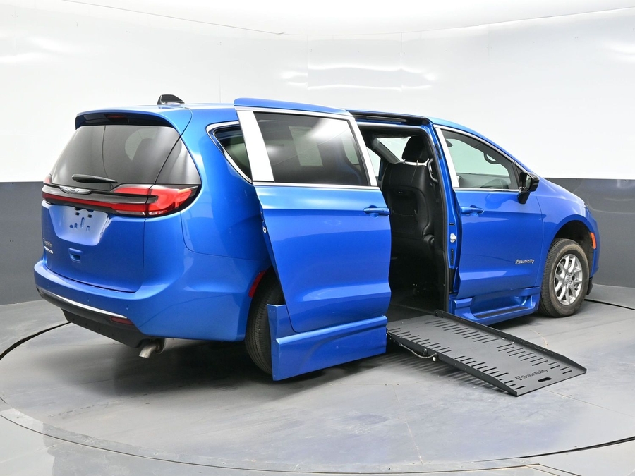 Blue Chrysler Pacifica image number 6