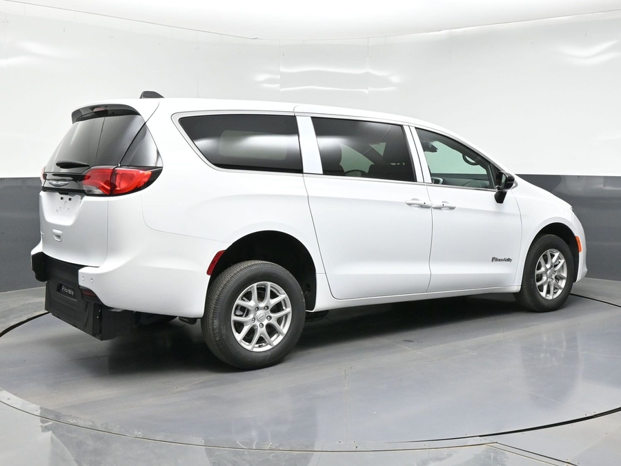 White Chrysler Voyager image number 3