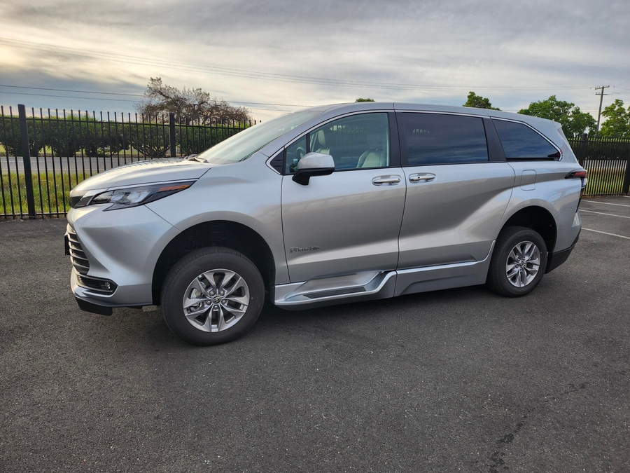 Used 2025 Toyota Sienna Hybrid XLE - BraunAbility Side Entry Entry Fold Out Automatic Ramp