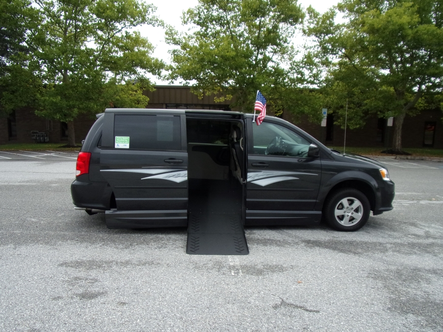 Grey Dodge Grand Caravan image number 7