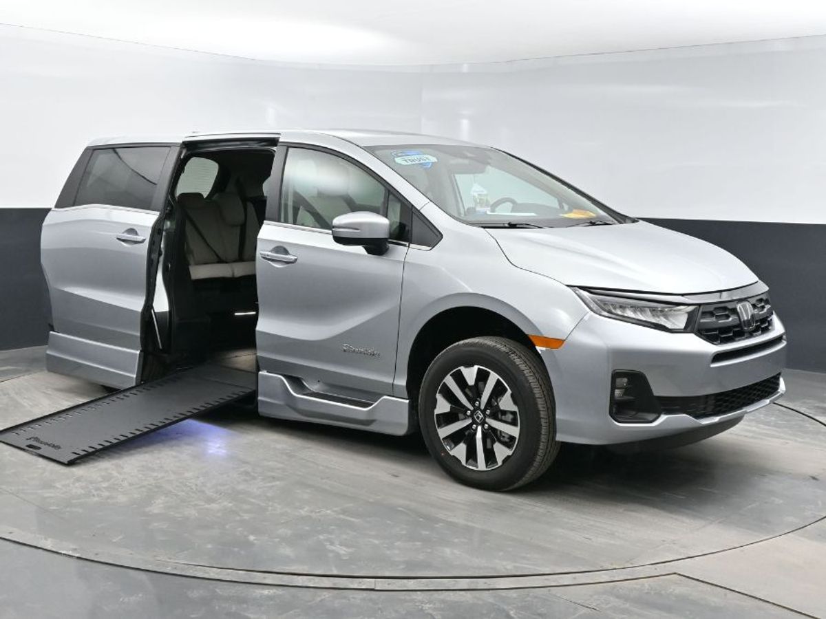 Silver Honda Odyssey with Side Entry Automatic In Floor ramp