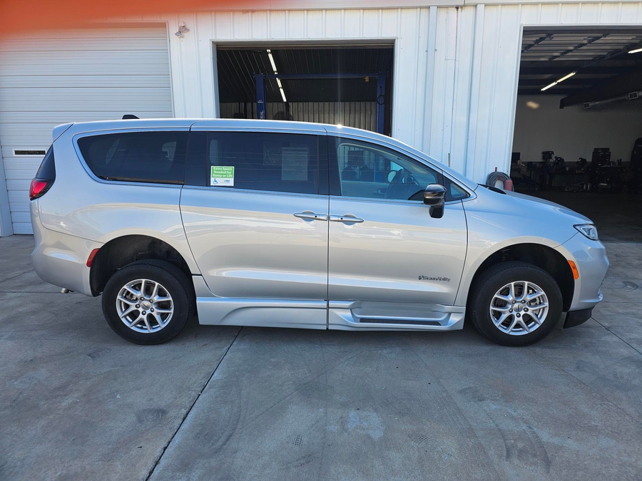 Silver Chrysler Pacifica image number 2