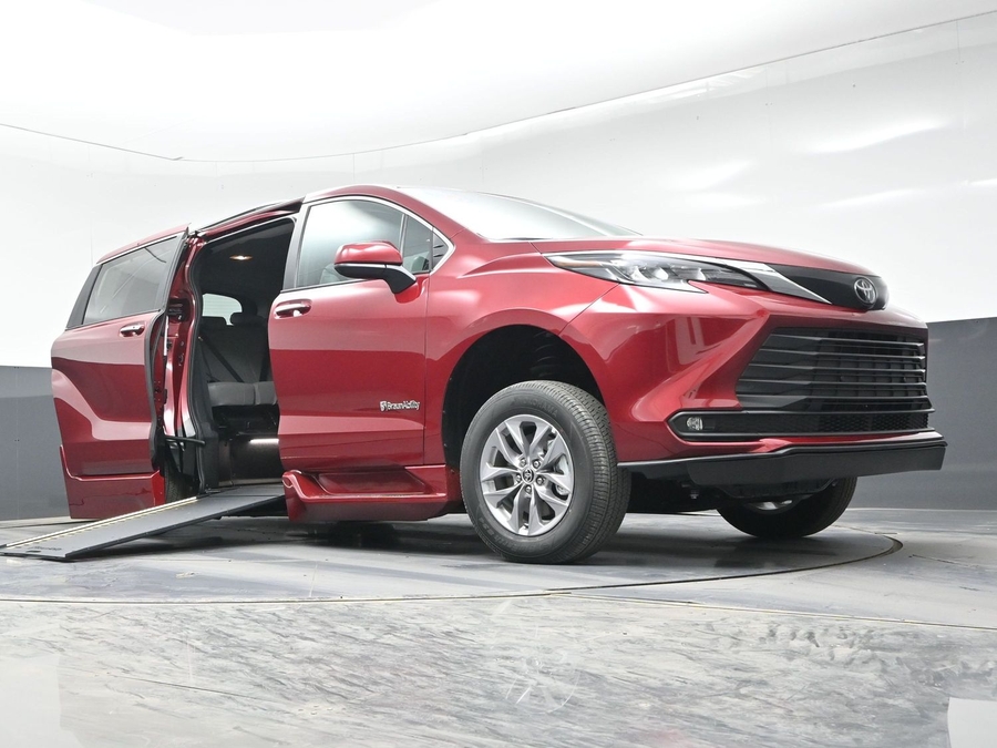 New 2026 Toyota Sienna Hybrid XLE Base - BraunAbility Side Entry In Floor Automatic Ramp