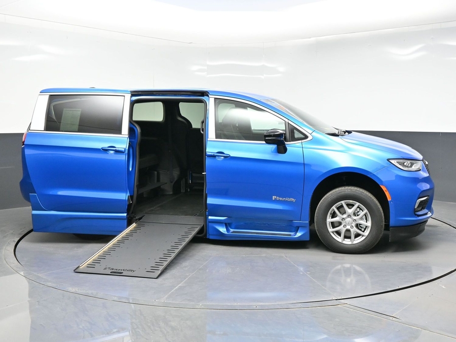 Blue Chrysler Pacifica image number 4