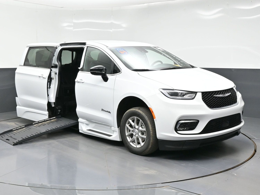 2026 Chrysler Pacifica Select's photo