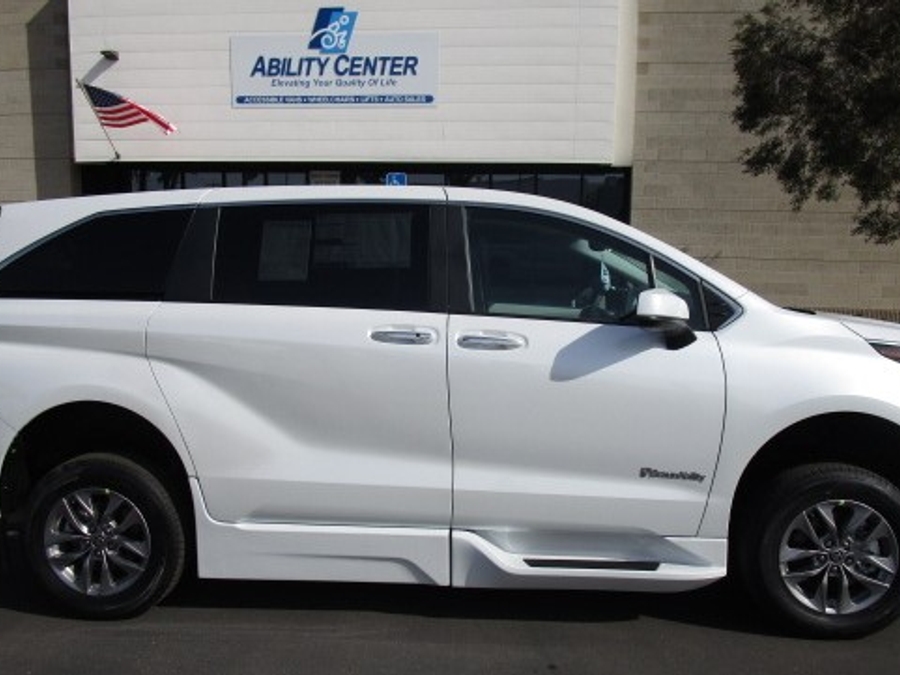 Used 2022 Toyota Sienna Hybrid XLE Base - BraunAbility Side Entry Entry Fold Out Automatic Ramp