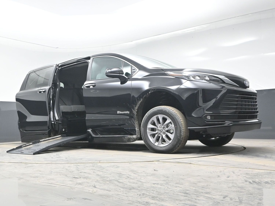 Black Toyota Sienna image number 18