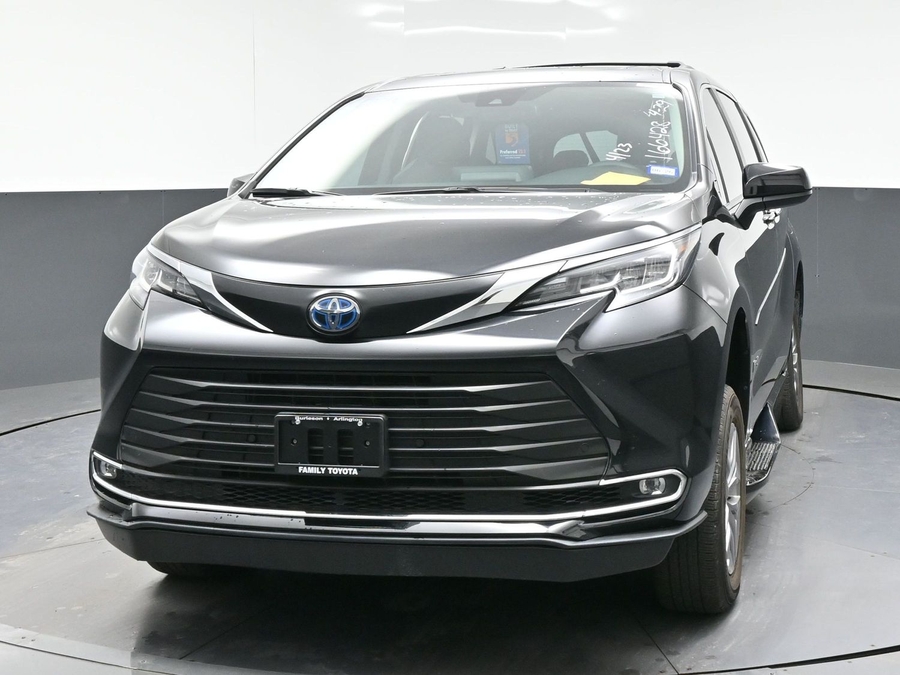 Used 2023 Toyota Sienna Hybrid XLE - BraunAbility Side Entry Entry Fold Out Automatic Ramp