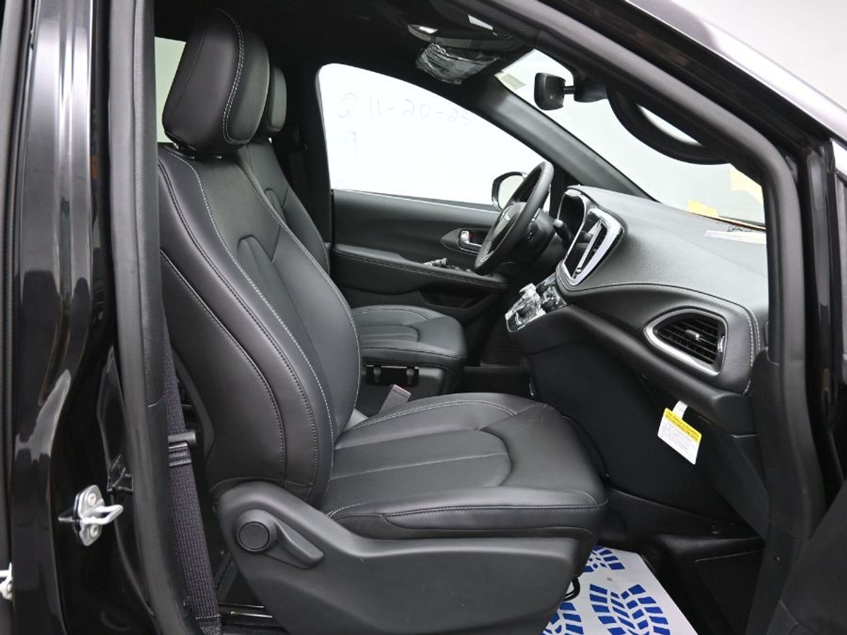 Black Chrysler Pacifica image number 8