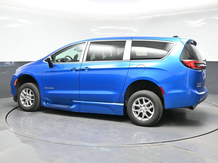 Blue Chrysler Pacifica image number 3