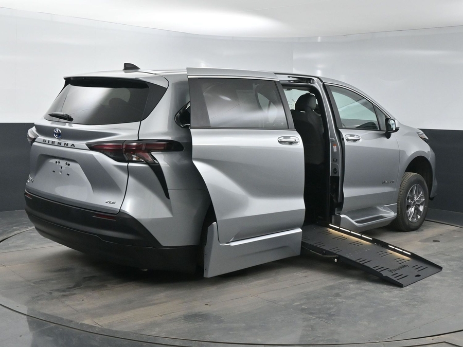 New 2025 Toyota Sienna Hybrid XLE Base - BraunAbility Side Entry Entry Fold Out Automatic Ramp