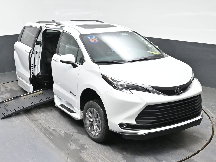 New 2026 Toyota Sienna Hybrid XLE Add - BraunAbility Side Entry Entry Fold Out Automatic Ramp