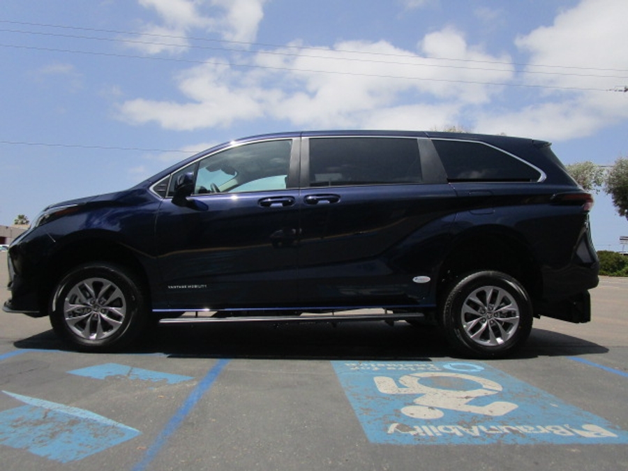 New 2026 Toyota Sienna Hybrid FWD LE - Vantage Mobility Commercial Rear Entry Entry Fold Out Manual Ramp