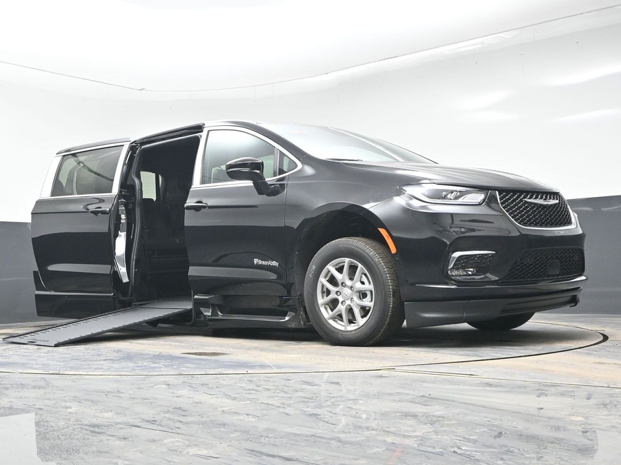 Black Chrysler Pacifica image number 18