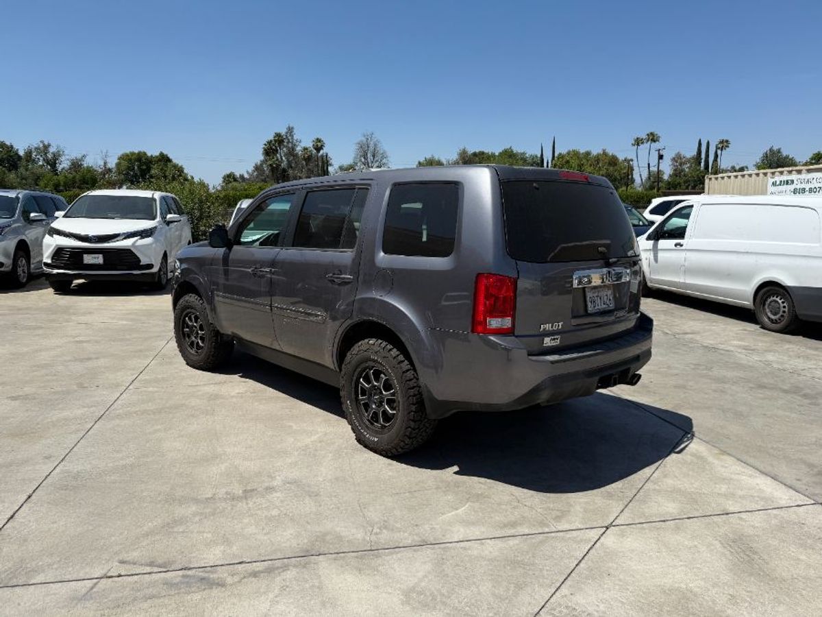 Silver Honda Pilot image number 2