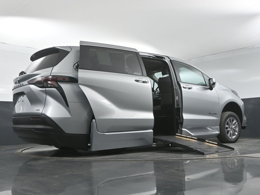 New 2025 Toyota Sienna Hybrid XLE Base - BraunAbility Side Entry Entry Fold Out Automatic Ramp