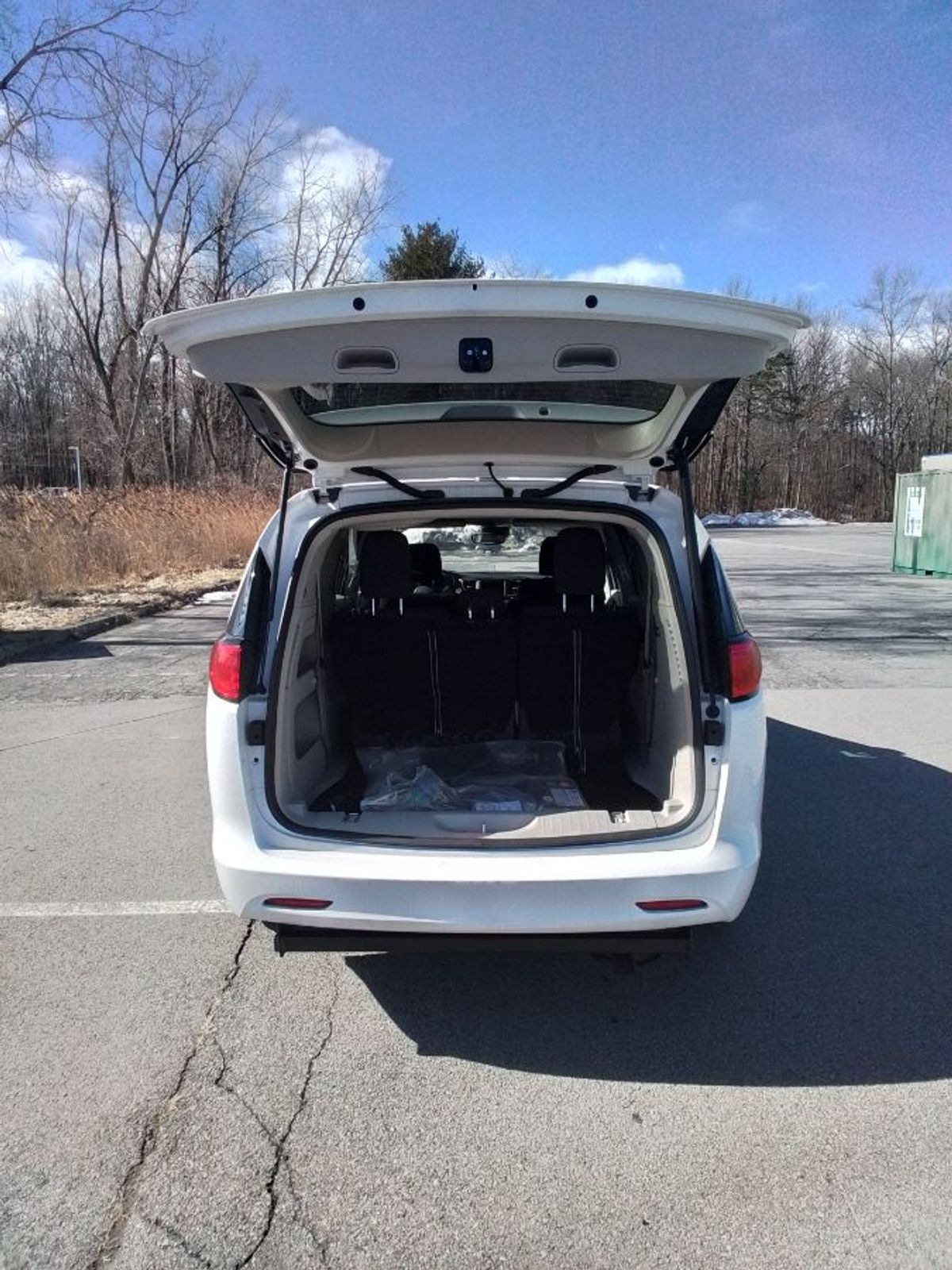 White Chrysler Voyager image number 14