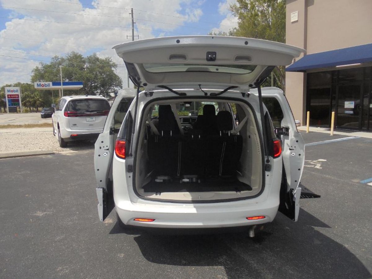 White Chrysler Voyager image number 13