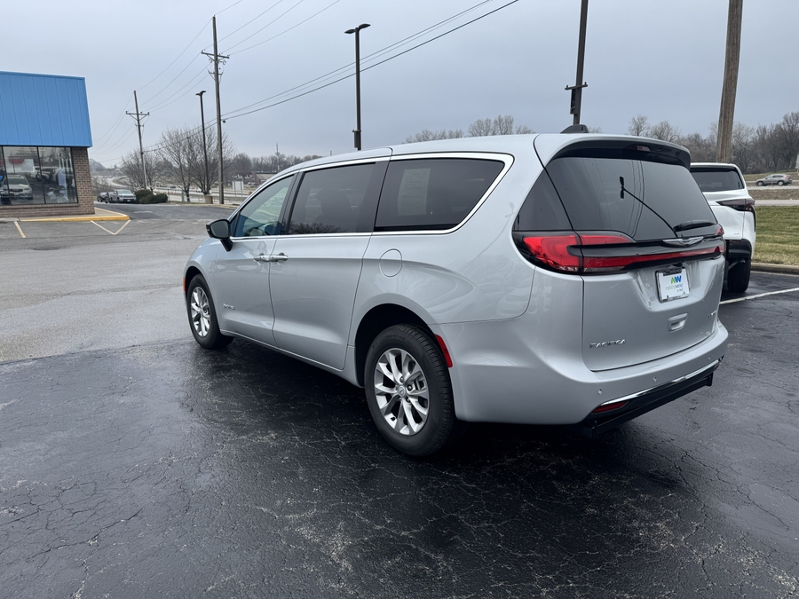 Silver Chrysler Pacifica image number 2