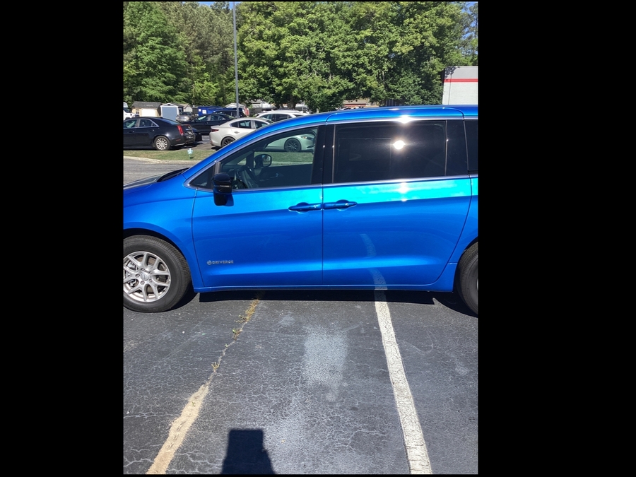 Blue Chrysler Pacifica image number 9