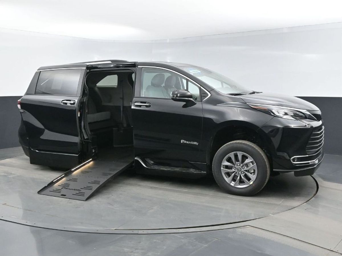 Black Toyota Sienna image number 17