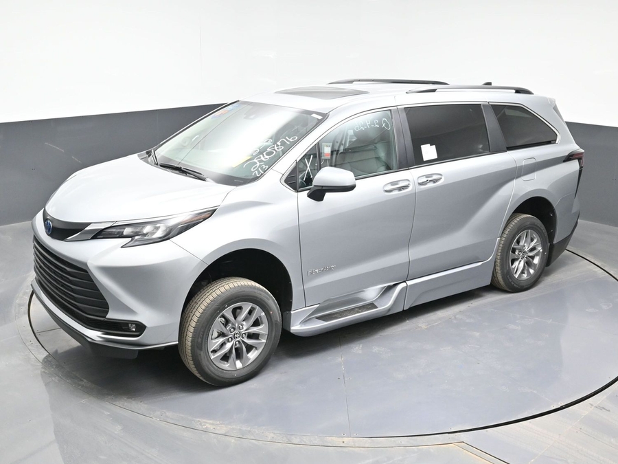 New 2025 Toyota Sienna Hybrid XLE Plus - BraunAbility Side Entry Entry Fold Out Automatic Ramp
