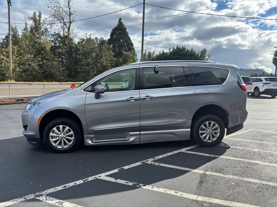 Used 2018 Chrysler Pacifica Touring L - BraunAbility Side Entry Fold Out Automatic Ramp