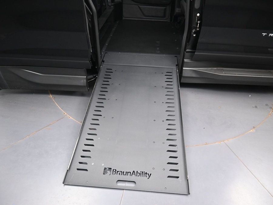New 2027 Chevrolet Traverse 1LT - BraunAbility Side Entry In Floor Automatic Ramp
