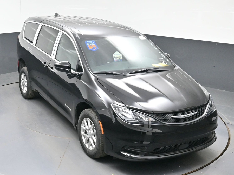 Black Chrysler Voyager image number 21