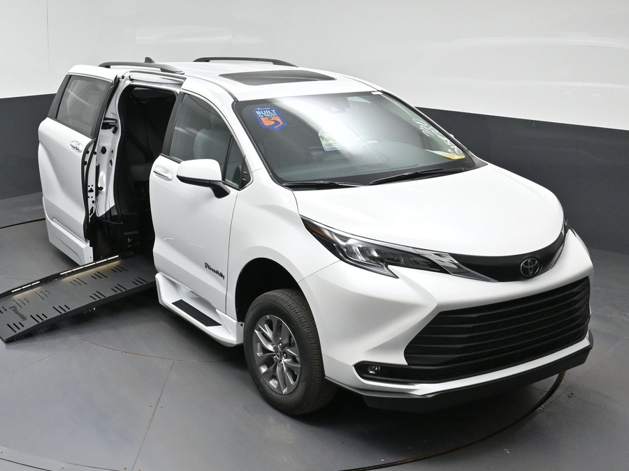 White Toyota Sienna image number 12