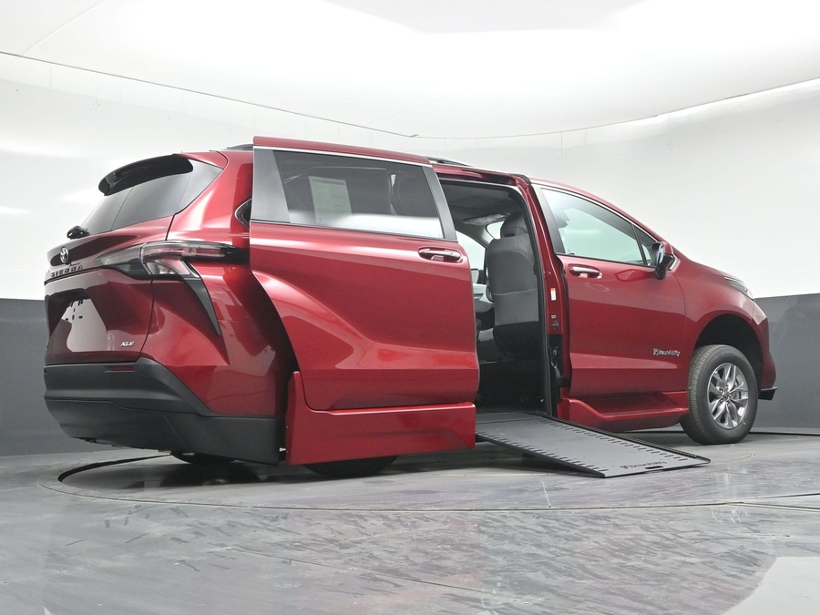 New 2026 Toyota Sienna Hybrid XLE Base - BraunAbility Side Entry In Floor Automatic Ramp