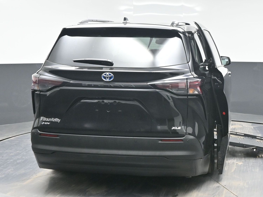 Imagen de la Toyota Sienna negra número 7