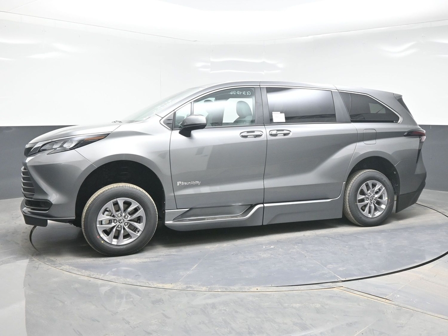 New 2026 Toyota Sienna Hybrid LE - BraunAbility Side Entry Entry Fold Out Automatic Ramp