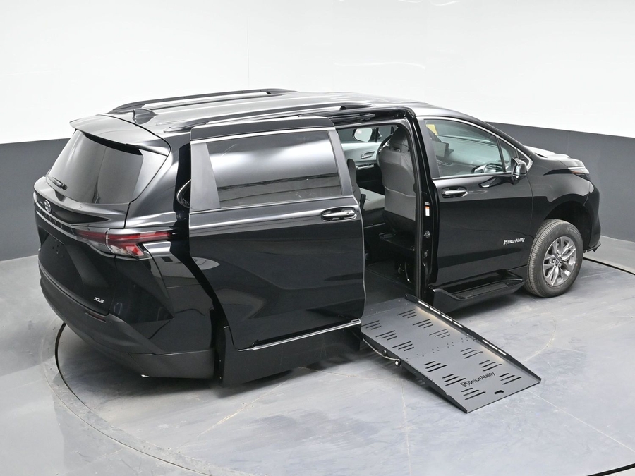 New 2026 Toyota Sienna Hybrid XLE Base - BraunAbility Side Entry Entry Fold Out Automatic Ramp
