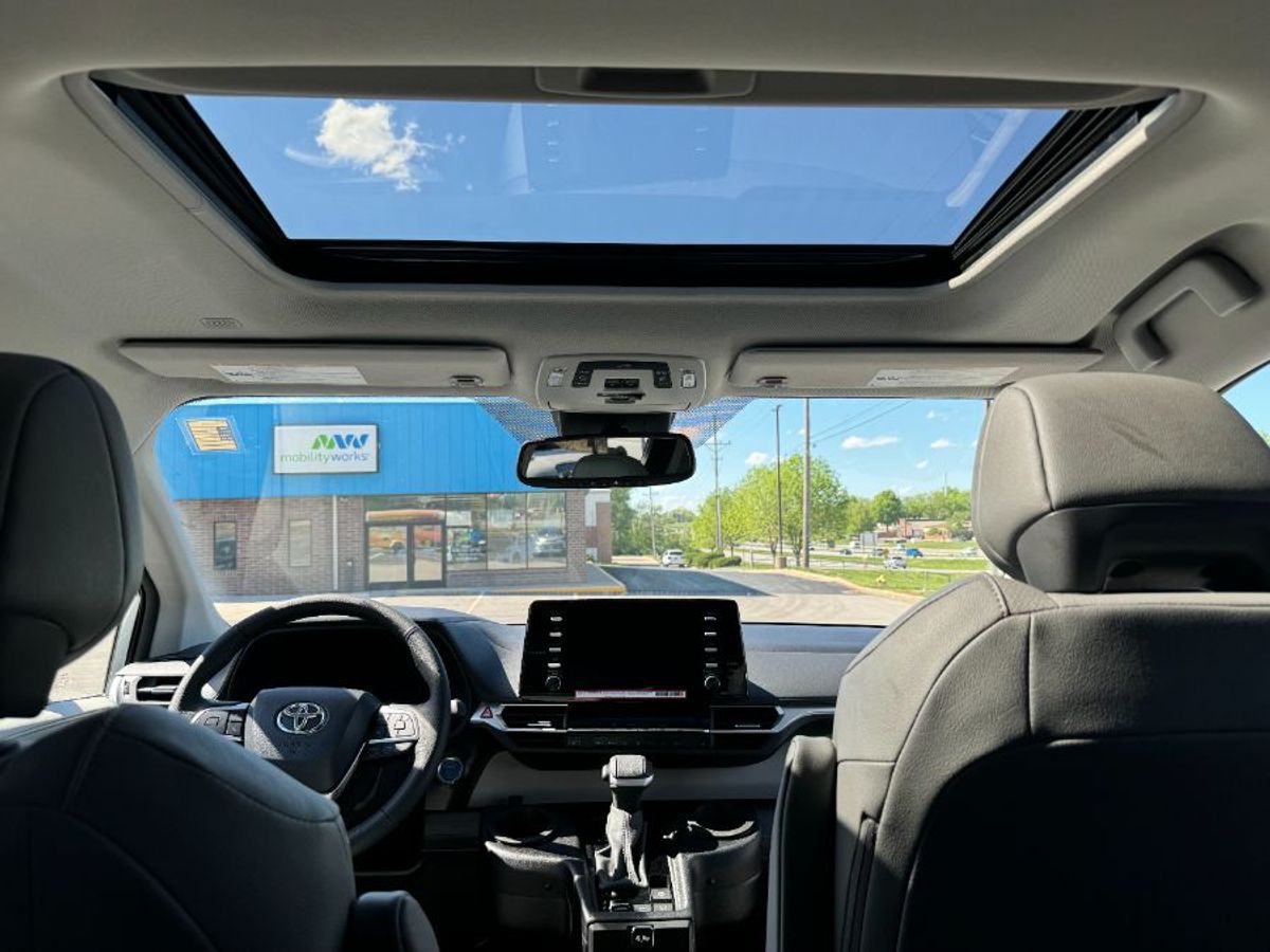 Silver Toyota Sienna image number 19