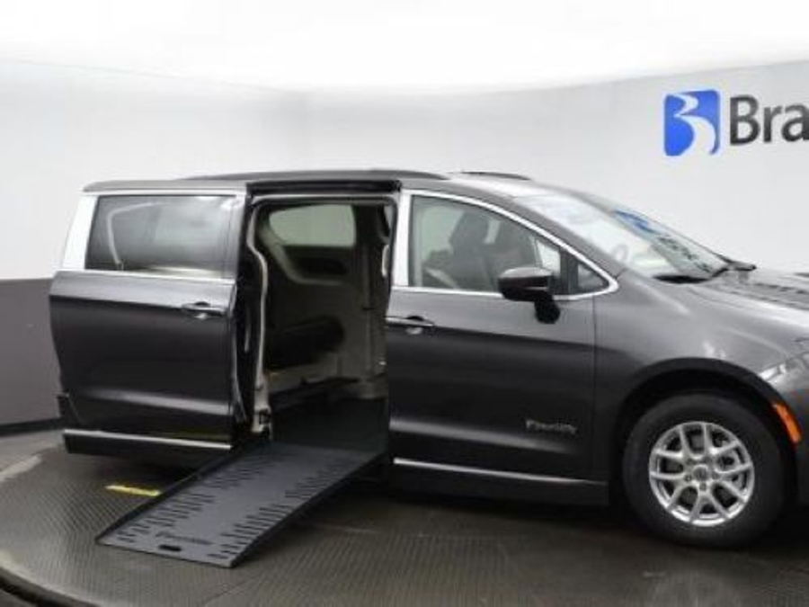 2021 Chrysler Voyager LXI's photo