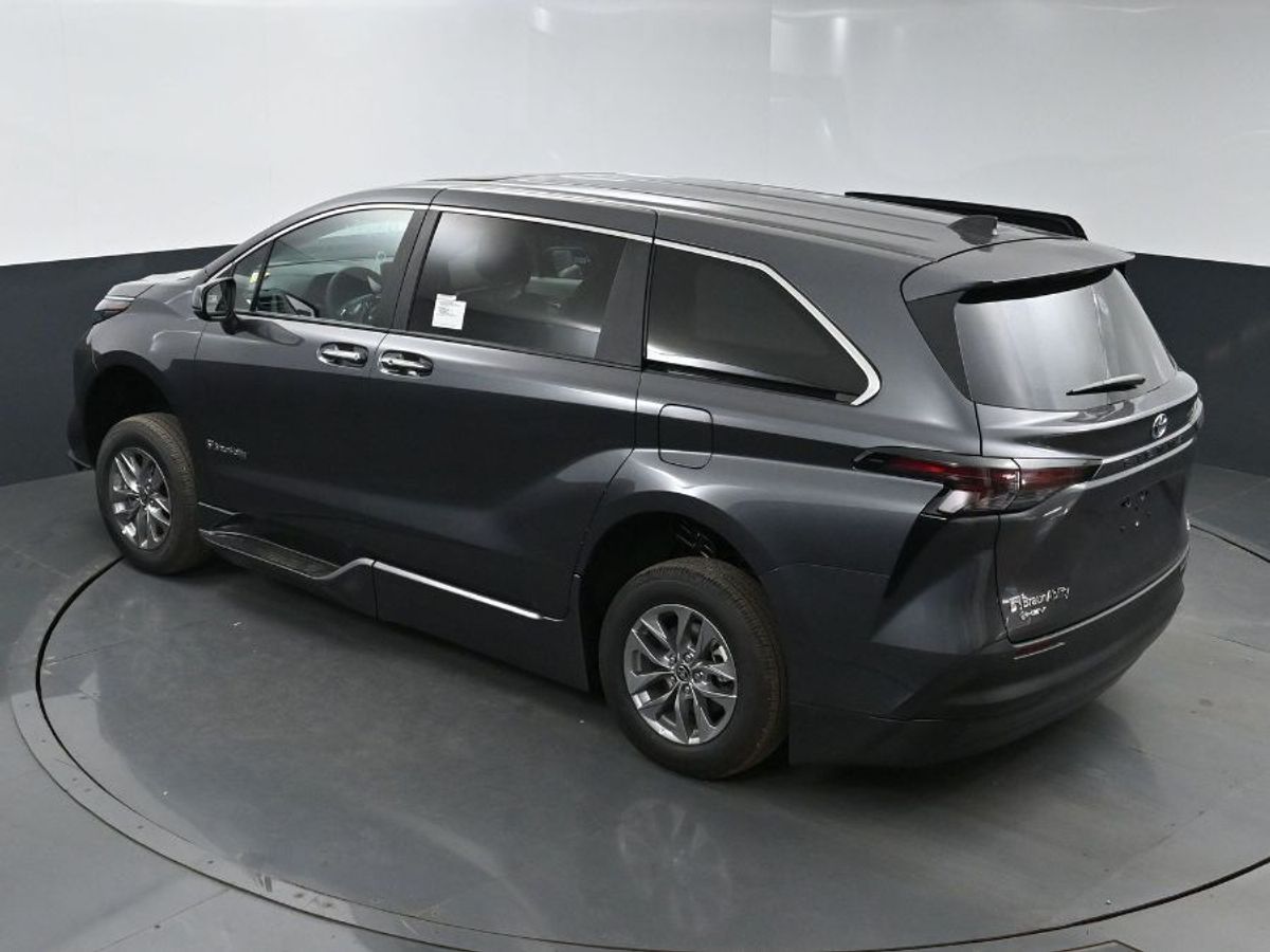 Grey Toyota Sienna image number 24
