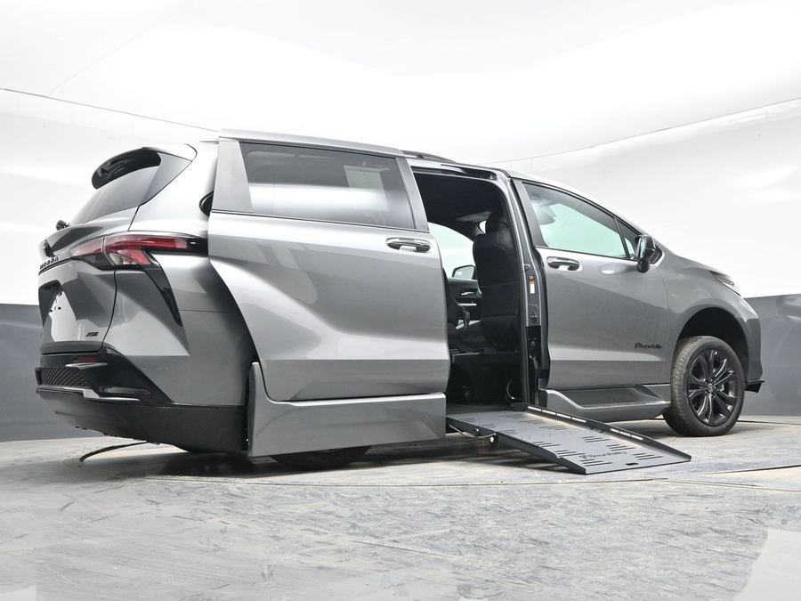 New 2026 Toyota Sienna Hybrid XSE - BraunAbility Side Entry Entry Fold Out Automatic Ramp